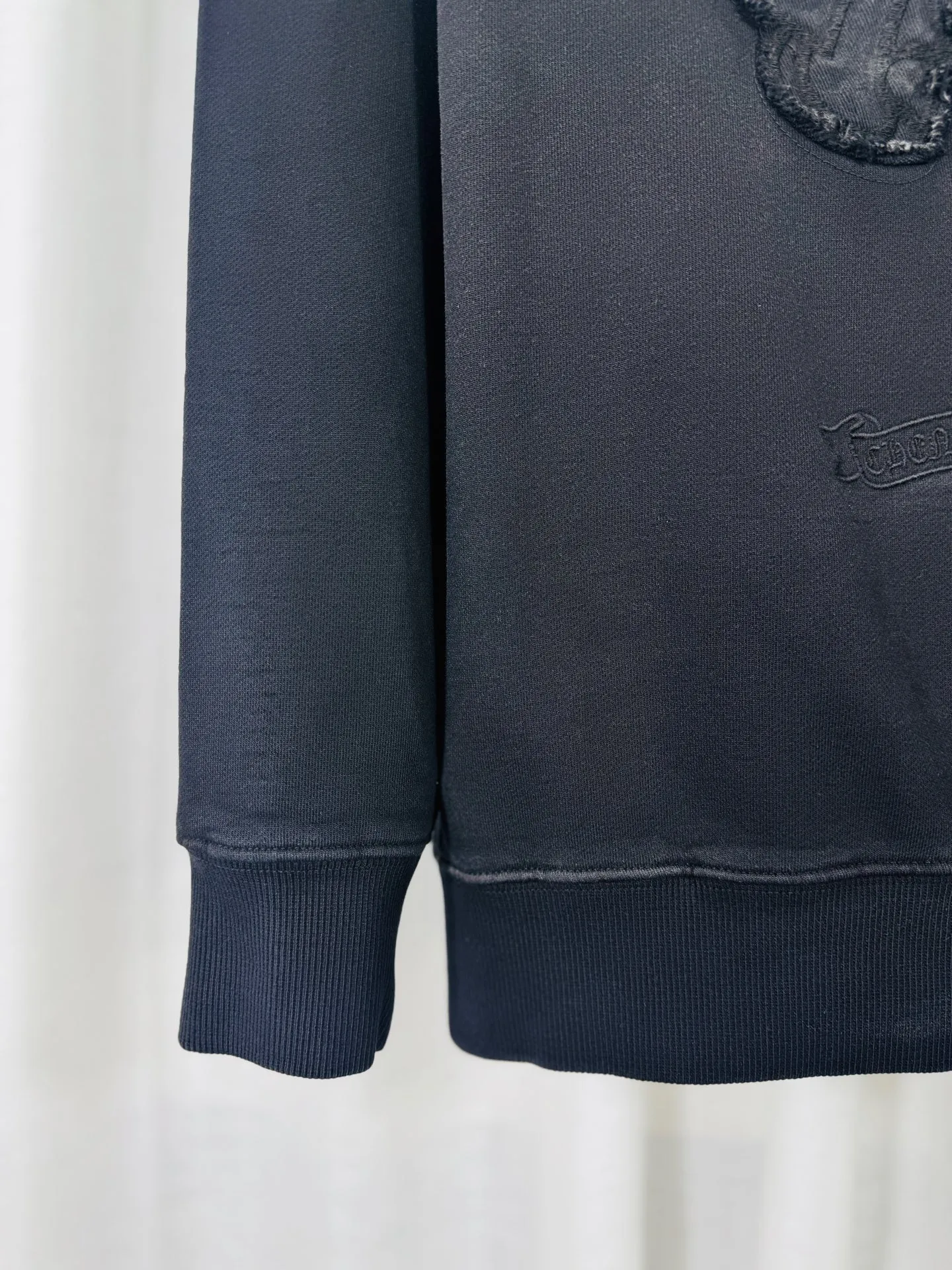 P270 top version, real shot without P, ​​different from market currency) 𝗖𝗵𝗿𝗼𝗺𝗲 𝗛𝗲𝗮𝗿𝘁𝘀/Cro Heart 2025 washed patch embroidery autumn and winter new original single counter American laser burnt 3D three-dimensional color embroidered couple casual sweatshirt 👑The highest version! Customized fabric 430g tripe terry fabric! American acid-washed and distressed original fabric laser burnt ✟appliqué embroidery and exquisite embroidery of letters! The best-selling model in the counter, very comfortable to wear. Accessories: original molded and authenticated collar label➕100% silk wash label. Genuine purchase-grade original hangtag➕matching hanging rope➕3D hanging beads➕original packaging bag. Craftsmanship: The original version has consistent wiring! The highest version of the armhole matching technique! Color: White Black Size: S M L XL Style No.: 9324
